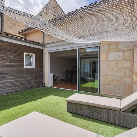 Superbe Loft Avec Patio A Lägenhet