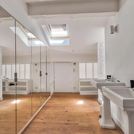 Superbe Loft Climatise Avec Patio A Appartement *