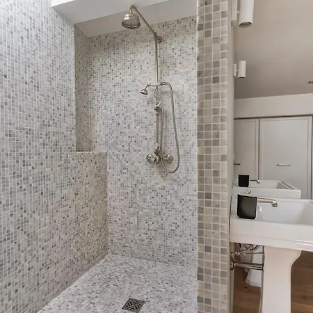 Superbe Loft Climatise Avec Patio A Bordeaux